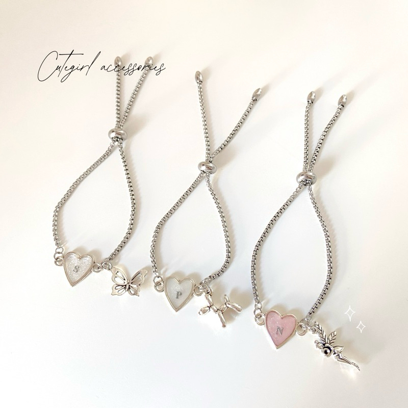 SJ031 สร้อยข้อมือสแตนเลส จี้หัวใจตัวอักษร ( รบกวนแจ้งสีพื้นหลังและตัวอักษร1-3 ตัวในแชทนะคะ)