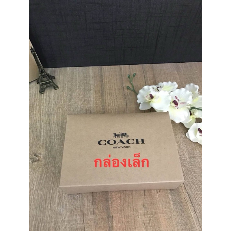กล่องกระดาษ COACH ไซส์เล็ก ใส่กระเป๋าสตางค์ใบเล็ก กลาง กระเป๋าสตางค์ผู้ชาย คล้องมือไซส์ S ได้ค่ะ
