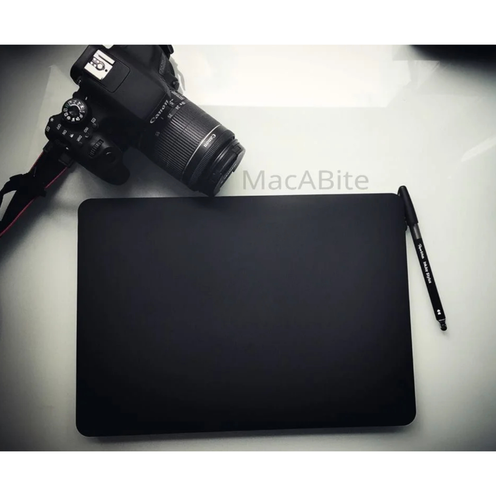 เคส Macbook สีดำ ผิวด้าน เจาะโลโก้