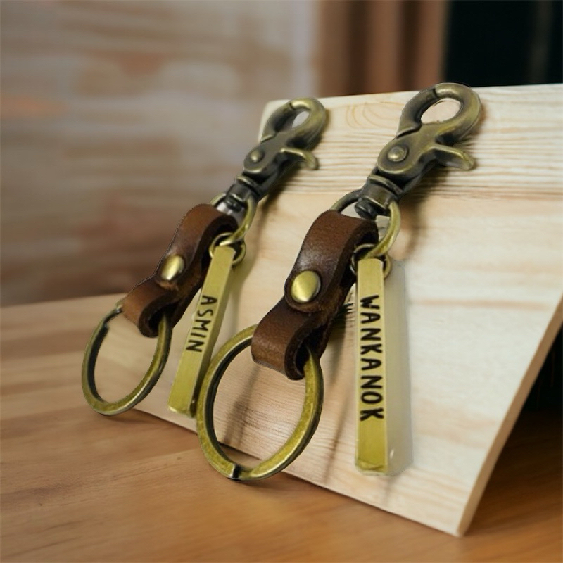 พวงกุญแจหนังพร้อมจี้ทองเหลืองแท้สลักชื่อฟรี(แจ้งคำสลักก่อนกดสั่งซื้อนะคะ)