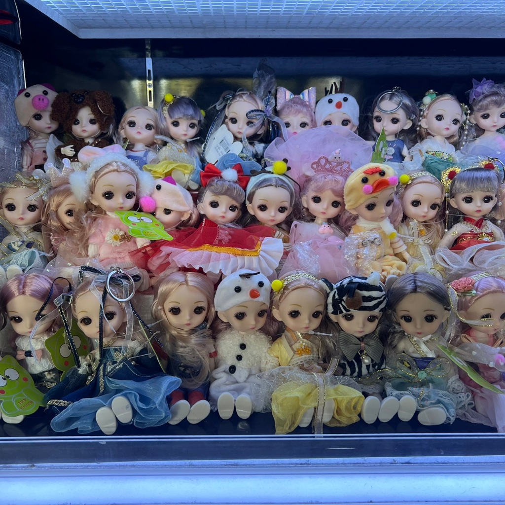พร้อมส่ง พวงกุญแจสุ่มคละกว่า100แบบ พวงกุญแจตุ๊กตาบาร์บี้หน้าสวย ขนาดสูง7นิ้ว