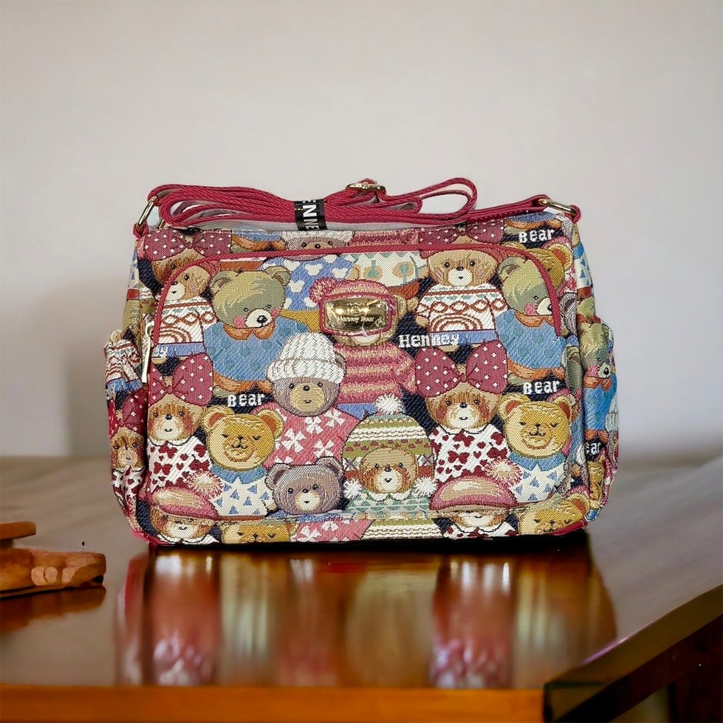 Henneybear-H1165 รุ่น AMONA ลายCute bear กระเป๋าสะพายข้าง กระเป๋าถือมาพร้อมสายสปอร์ตสุดพรีเมี่ยม COD