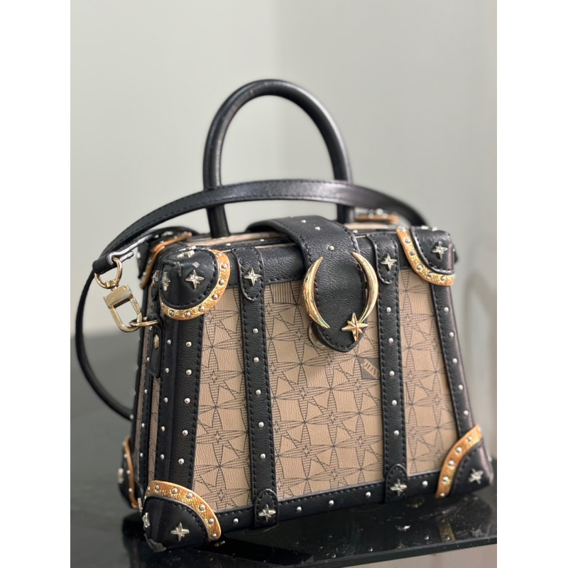 กระเป๋าถือและสะพายข้าง จาก QUINN