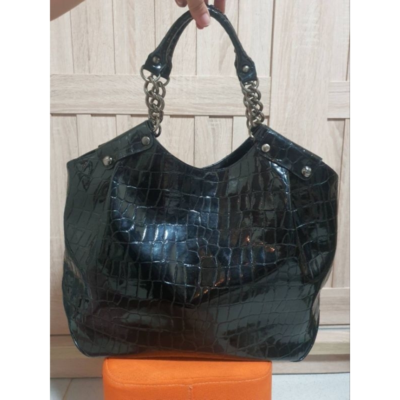 กระเป๋าหนังแก้วสีดำปั๊มลายจระเข้ แบรนด์ SSAMZIE แท้💯 ไซส์ใหญ่ ฐาน 16 นิ้ว ขาย 350 บาทค่ะ
