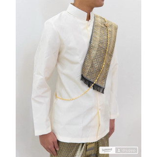 ชุดไทยผู้ชายแต่งงานซับในอัดกาว พร้อมโจงไหมทอเงา คาดใหล่ด้วยผ…