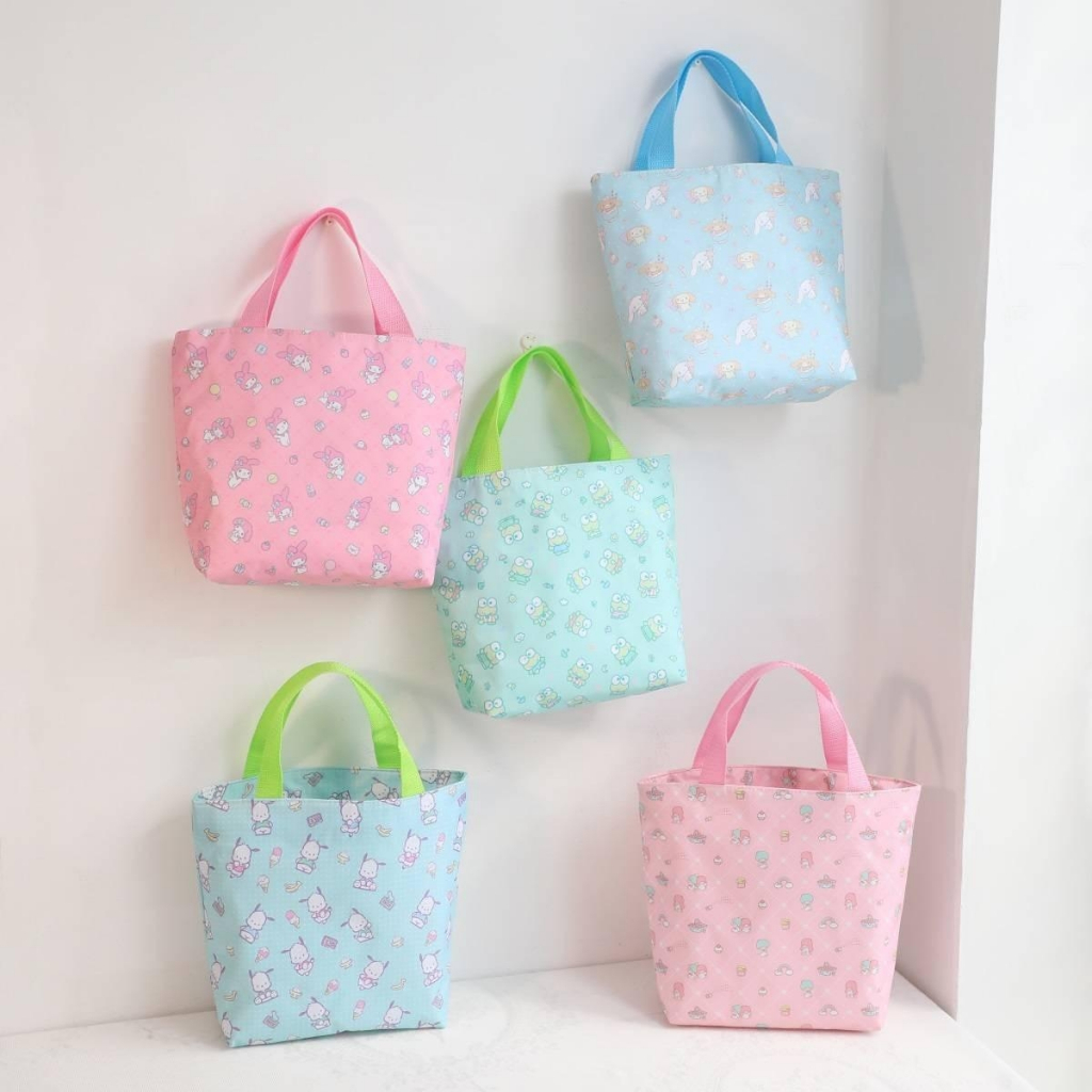 🌸กระเป๋าใส่ของใช้ Sanrio Character แบบหิ้ว ผ้ากันน้ำ มีซปปิด ขนาด 27×22×10 cm