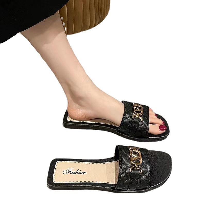 รองเท้ารุ่นใหม่ รองเท้าแตะแต่งโซ่แฟชั่น ส้นแบน พื้นนุ่ม นุ่มใส่สบาย （แนะนำให้ซื้อเพิ่ม1เบอร์) - รูปที่ 4