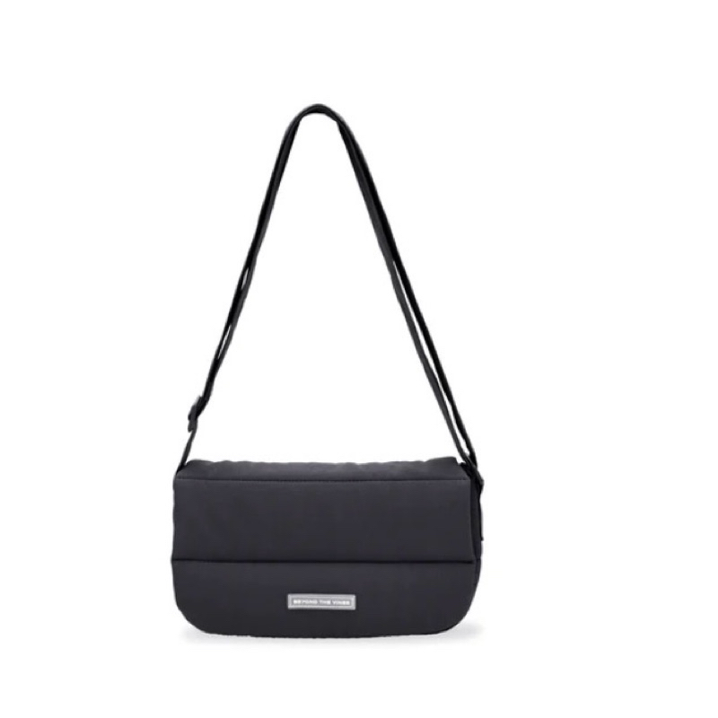 (พร้อมส่ง) Beyond the vines Pocket Poofy Bag