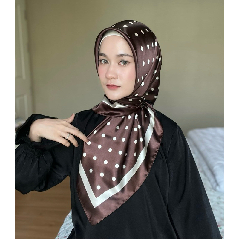 Satin bawa ผ้าคลุมสามเหลี่ยมซาติน หรูหรา ขนาด 90*90