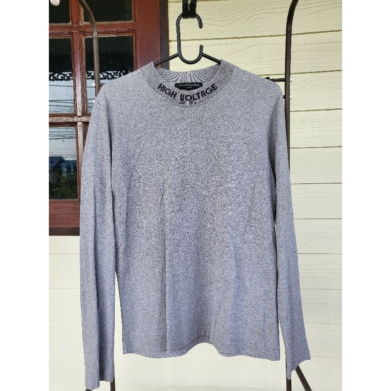 เสื้อ Leisure project store คอกลม แขนยาว สีเทา ปักลายคอเสื้อ used size L