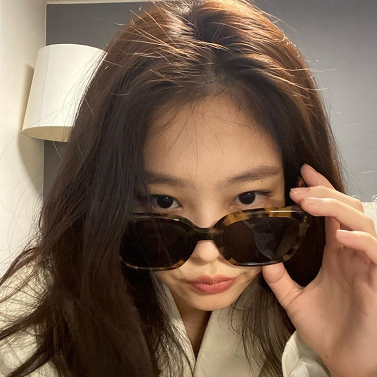 ในไทย แว่นกันแดดjennieสไตล์เดียวกันวินเทจแฟชั่นป้องกันรังสียูวีป้องกันแสงแดดคุณภาพสูงสําหรับทุกเพศใหม่.COD