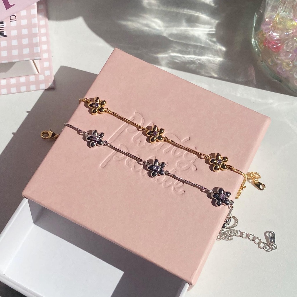 Blossom Bracelet สร้อยข้อมือประดับดอกไม้