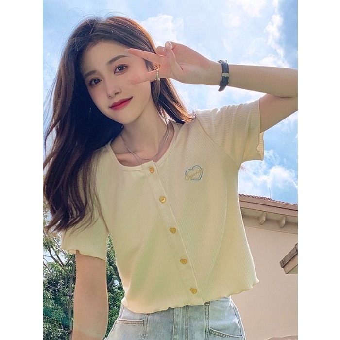 เสื้อครอป คอกลม มีกระดุมลายหัวใจสไตส์น่ารักๆ B813