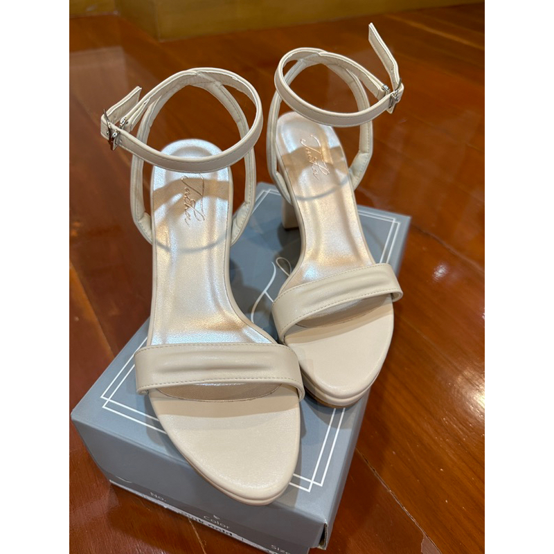 ส่งต่อ รองเท้าส้นสูง Tacha สีเบจ ไซส์ 35 ใหม่