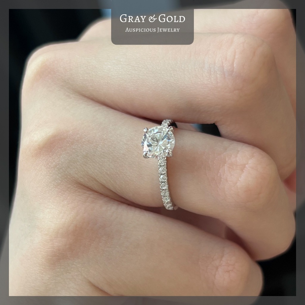 [RG597] แหวนเพชรสังเคราะห์ CZ เพชรชู 1.25 กะรัต บ่าเพชรข้าง ตัวเรือนเงินแท้ 92.5% ชุบทองคำขาวโรเดียม Gray &amp; Gold Jewelry