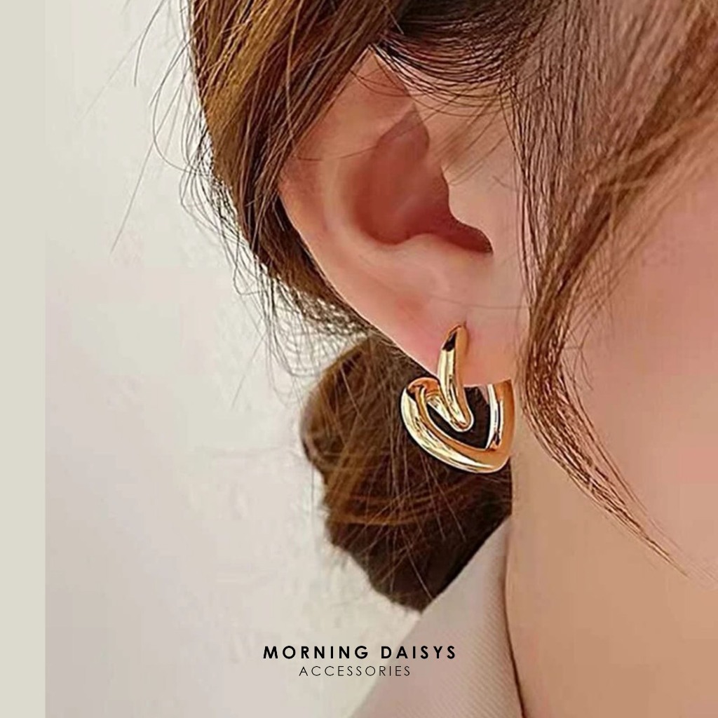 MORNING DAISYS ต่างหูก้านเงิน 925 สีทองรูปหัวใจ