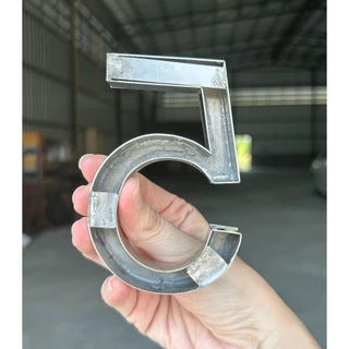 ตัวเลขสแตนเลสสีเงินแฮร์ไลน์ ฟอนต์บาง4 ตัวเลขบ้านเลขที่ขนาดสูง 10 , 15 , 20 , 25 cm. แถมกาวตะปูให้ฟรี!!