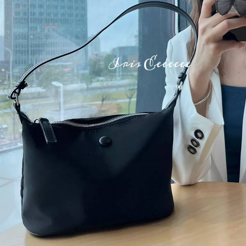 พร้อมส่งจากไทย มี 2 สาย กระเป๋าสะพายข้างทรงหมอน มีสาย 2 เส้น สะพายคล้องไหล่เเละครอสบอดี้ มี 4 สี