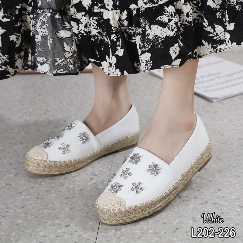 ขนาดใหญ่/เท้าปกติลด1size(เท้าอวบบานสั่งตรงไซส์)/ รองเท้าหุ้มส้นหนังpuแต่งอะไหล่เพร เสริมพื้น1 นิ้ว มีกล่อง l202-226
