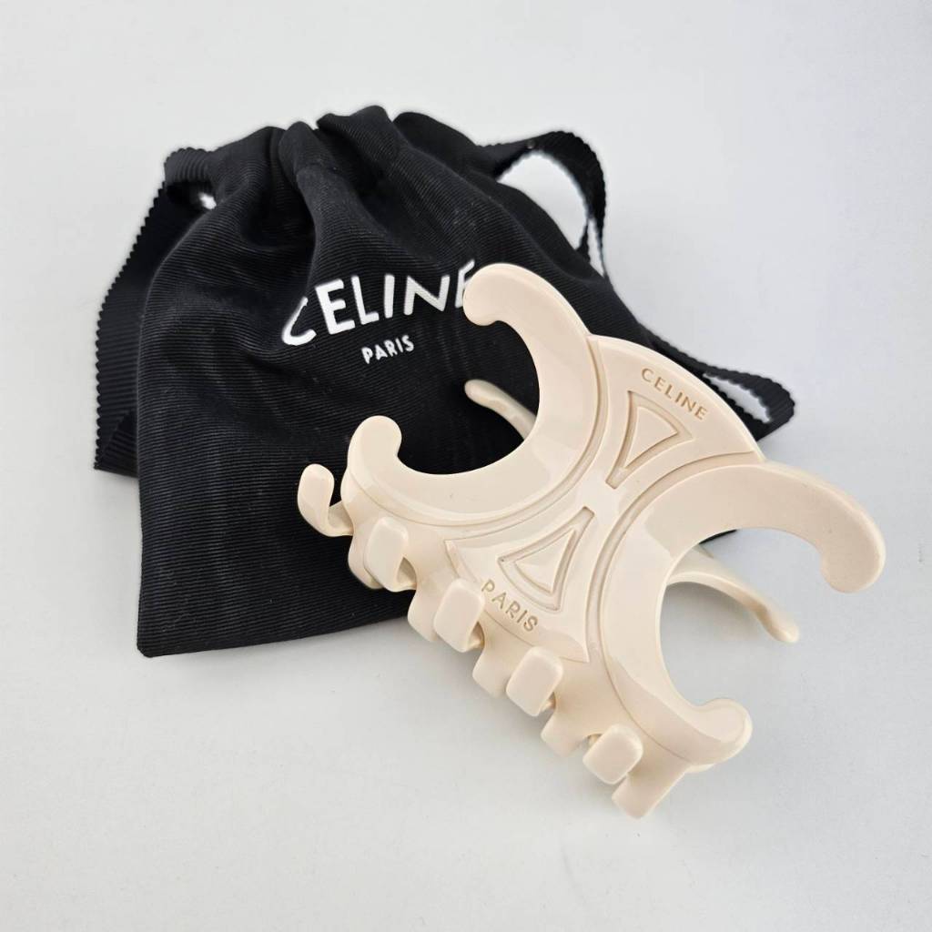 กิ๊บติดผม แบรนด์ Celine รุ่น Triomphe Lagre Hair Claw In Acetate Ivory สีขาวครีม