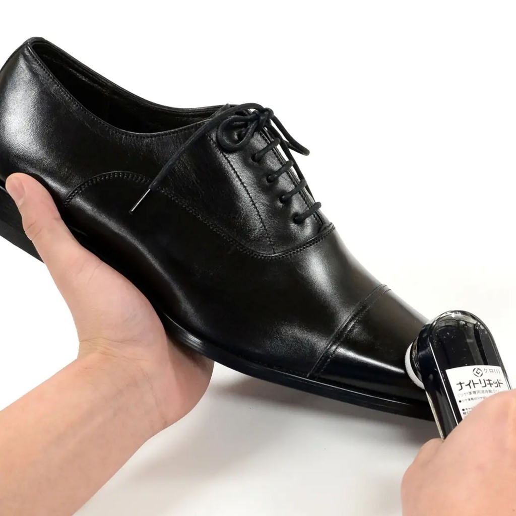 SUIT SELECT LIQUID  SHOES CARE ครีมดูแลรองเท้าชนิดเหลวขนาดพกพาที่คุณสามารถขัดรองเท้าได้ง่ายๆ เพียงแค่ทา
