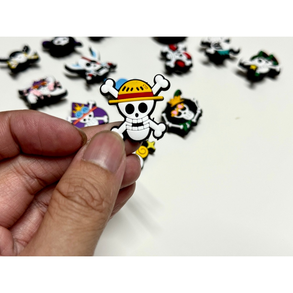 ตัวติดรองเท้า Jibbitz อุปร์กรณ์เสริม ติดรองเท้า ลาย การ์ตูน Crocs pin พร้อมหมุด หัวเข็มขัดยึด พร้อมติด 1 ชุดมี 16  ชิ้น