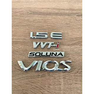 โลโก้ VIOS SOLUNA 1.5 E VVT-i สีเงิน ราคาต่อชิ้น ติดToyota