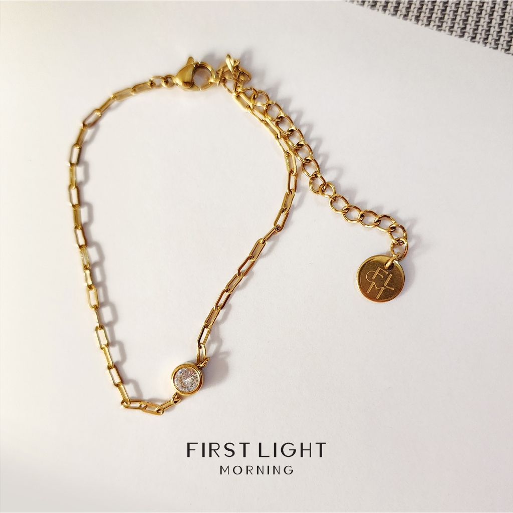First Light Morning : Icelyn Bracelet สร้อยข้อมือ พร้อมจี้ ความยาวปรับได้ 14-17 cm.