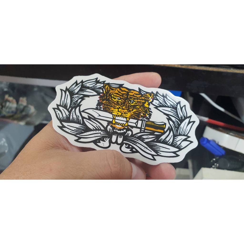 สติกเกอร์เสือคาบดาบ ขนาด 10 x 6 ซม. งานสวยงาม กันน้ำ
