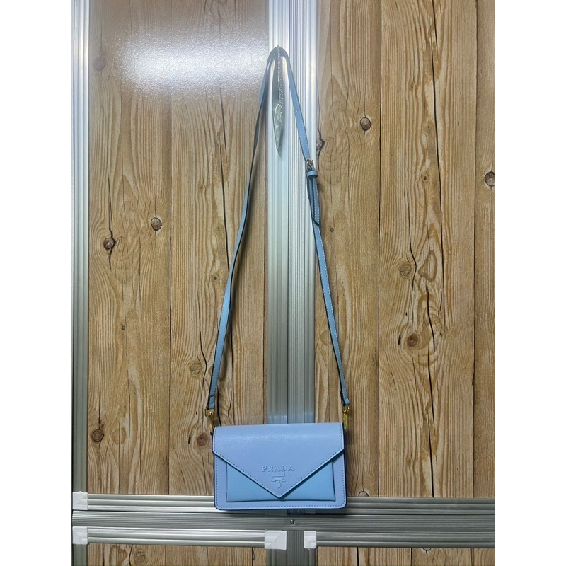 กระเป๋าสะพายสีฟ้าPrada