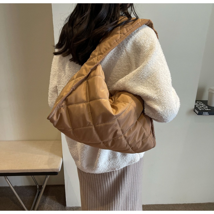 N130 ส่งจาก🇹🇭  กระเป๋าสะพายไหล่ ผ้าไนล่อน บุนวม จุของเยอะ ขนาด 14 นิ้ว วัดที่ก้น