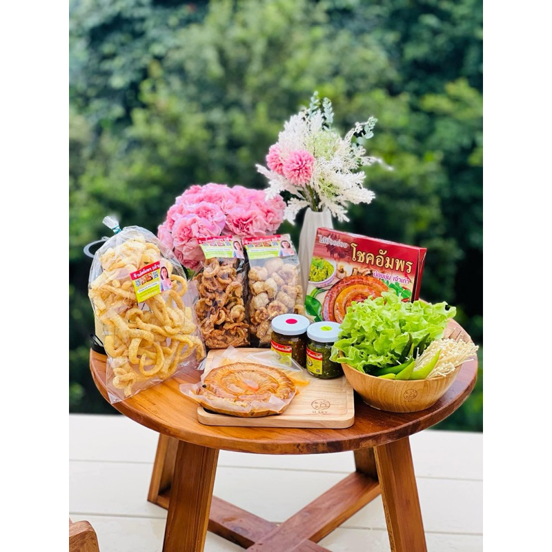 แคบหมู แคบหมูติดมัน กรอบ ไม่แข็ง อร่อย พร้อมทาน คัดสรรจากหนังหมูคุณภาพดี ทอดใหม่ทุกวัน ร้านโชคอัมพร 