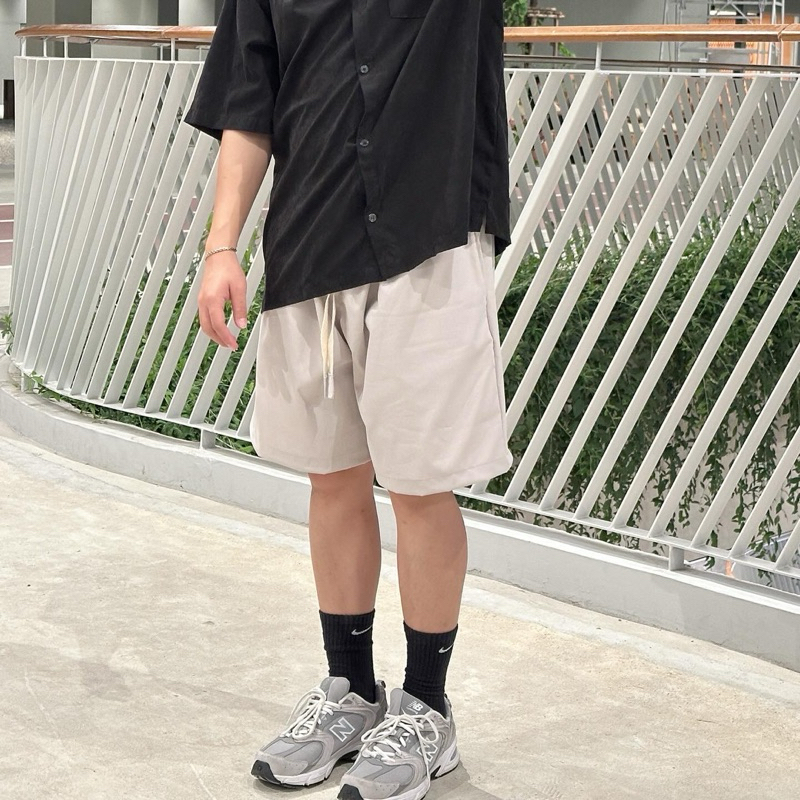 fitment กางเกงขาสั้นทรงโอเวอร์ไซส์ สีเบจ