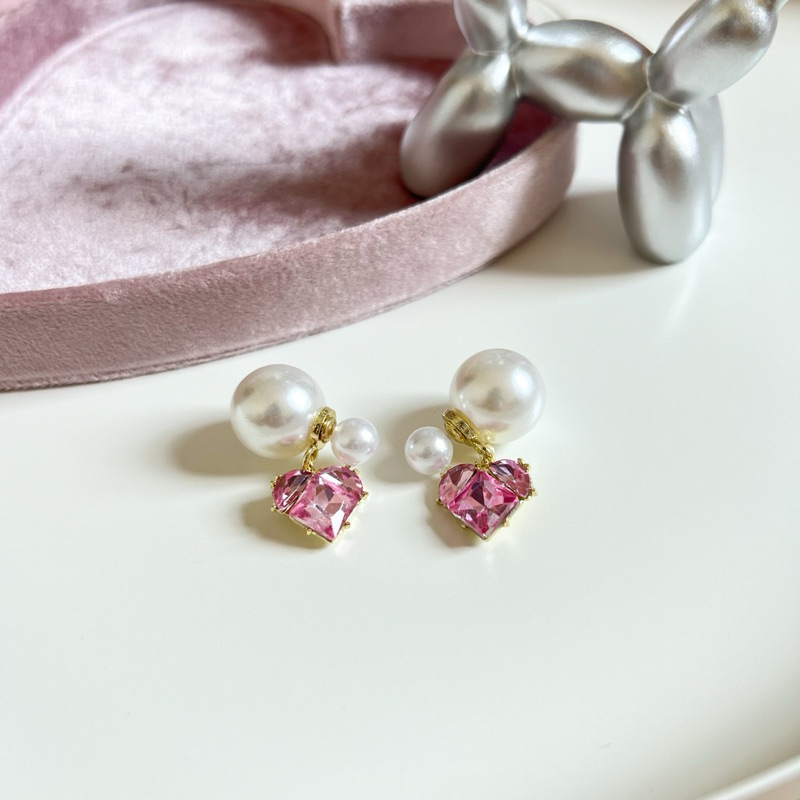 [ Sparkle Me! Collection] CHARM - Love Story Stud Earrings ต่างหูมุก ตัวแป้นเป็นมุกห้อยหัวใจ
