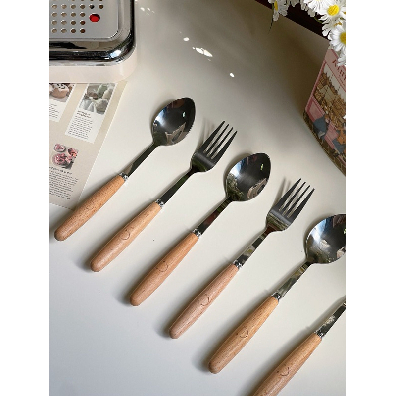 พร้อมส่ง ช้อน ส้อมด้ามไม้สไตล์เกาหลีปั๊มลายยิ้มน่ารัก