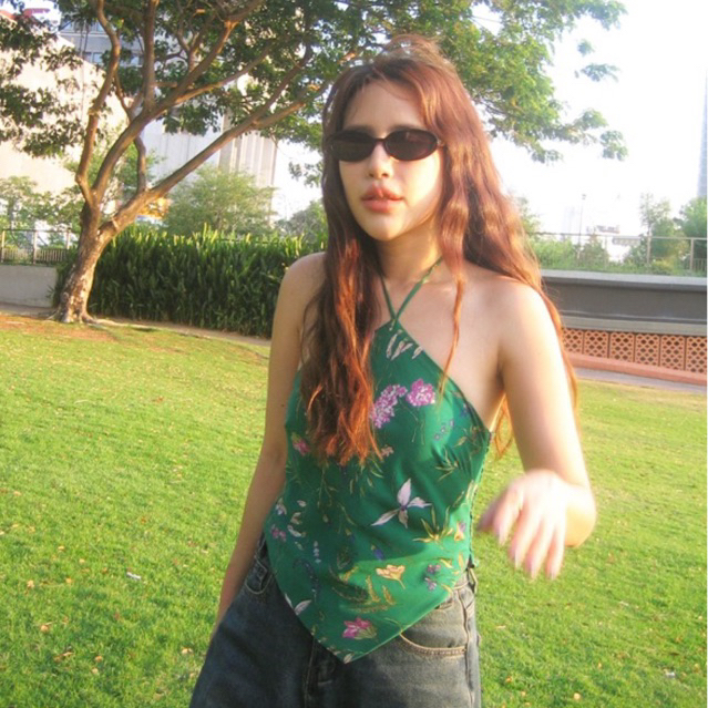 Hers - Merry Tank Top เสื้อสายเดี่ยวคล้องคอ ปลายสามเหลี่ยม