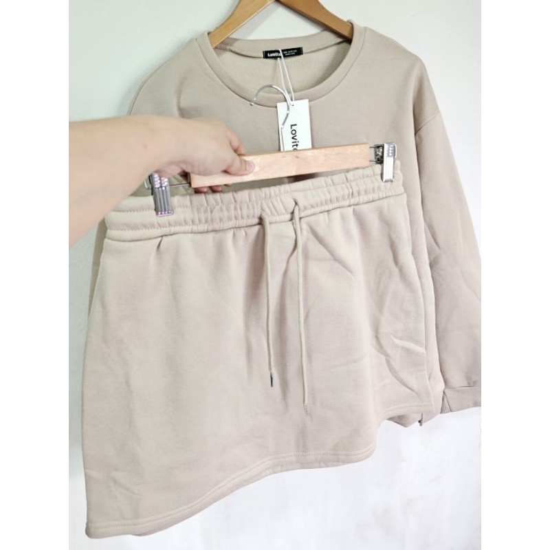 ชุดเซตเสื้อแขนยาว+กระโปรงสั้นLovito