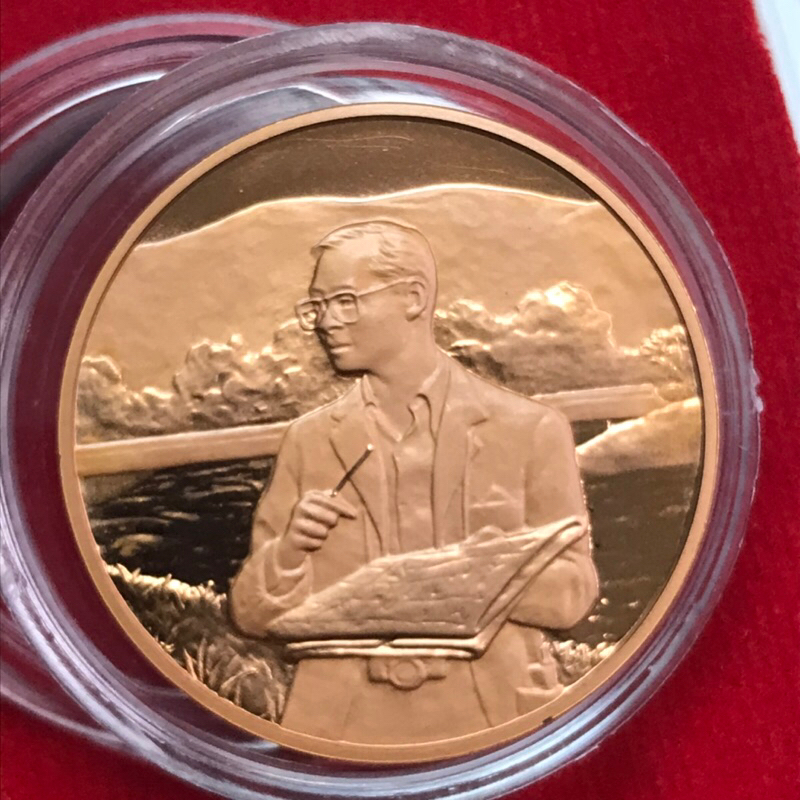 เหรียญทรงงาน เนื้อทองแดงขัดเงาที่ระลึก 6 รอบ ร9 5 ธันวาคม 2542 พร้อมกล่อง กล่องมีตำหนิรอยแตกจากการขนส่ง
