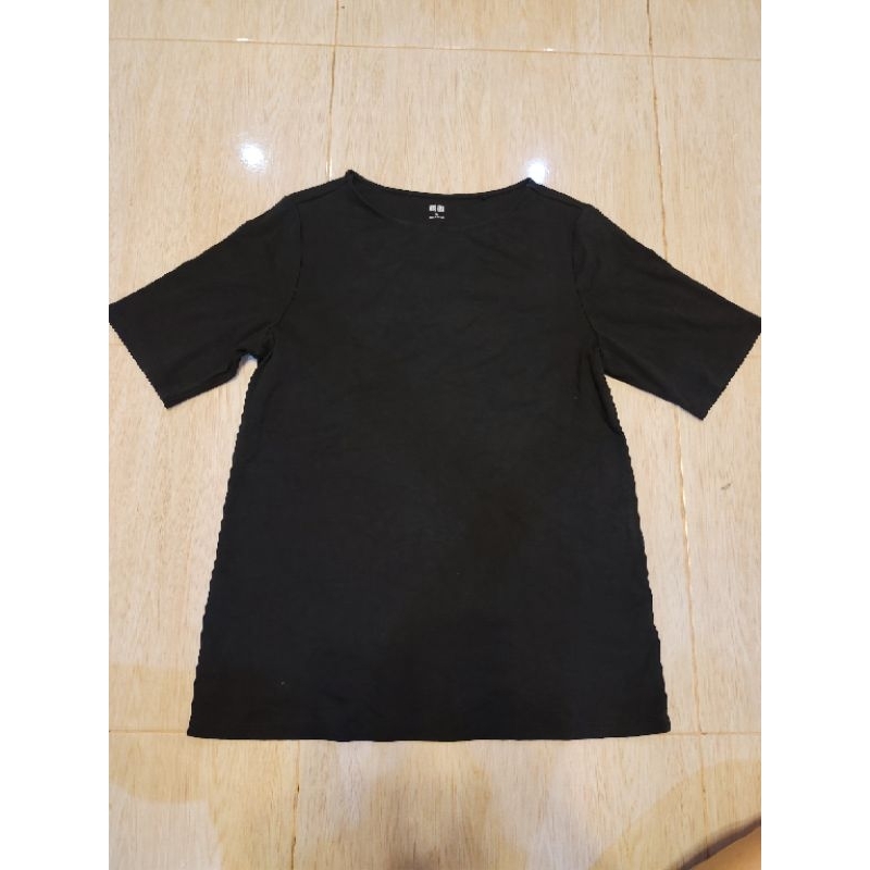เสื้อสีดำแบรนด์ uniqlo