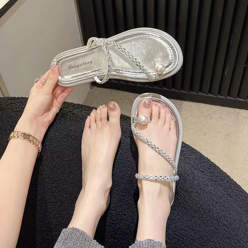 🔥 35-40 รองเท้าแตะส้นแบนสีขาวเวอร์ชั่นเกาหลีย้อนยุคเรียบง่ายลำลองสีทึบ rhinestone โบว์หนึ่งคำกับรองเท้าแตะโรมัน