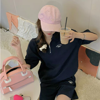 aililai1688 ชุดเซทเสื้อแขนสั้นคอปก+กางเกงขาสั้น สกรีนลายเล็ก มินิมอล ได้ฟีลสาวเกา สาวหวานสายคาเฟ่