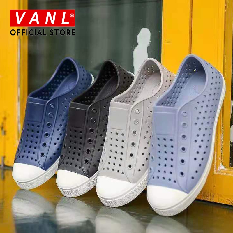 VANL (ได้รับ 2-3 วัน) รองเท้าแตะ พิมพ์ลายกราฟฟิตี้ กันน้ํา ระบายอากาศ สําหรับผู้หญิง ขนาด 36-45 รองเท้ายางผู้​ชาย​ สลิป