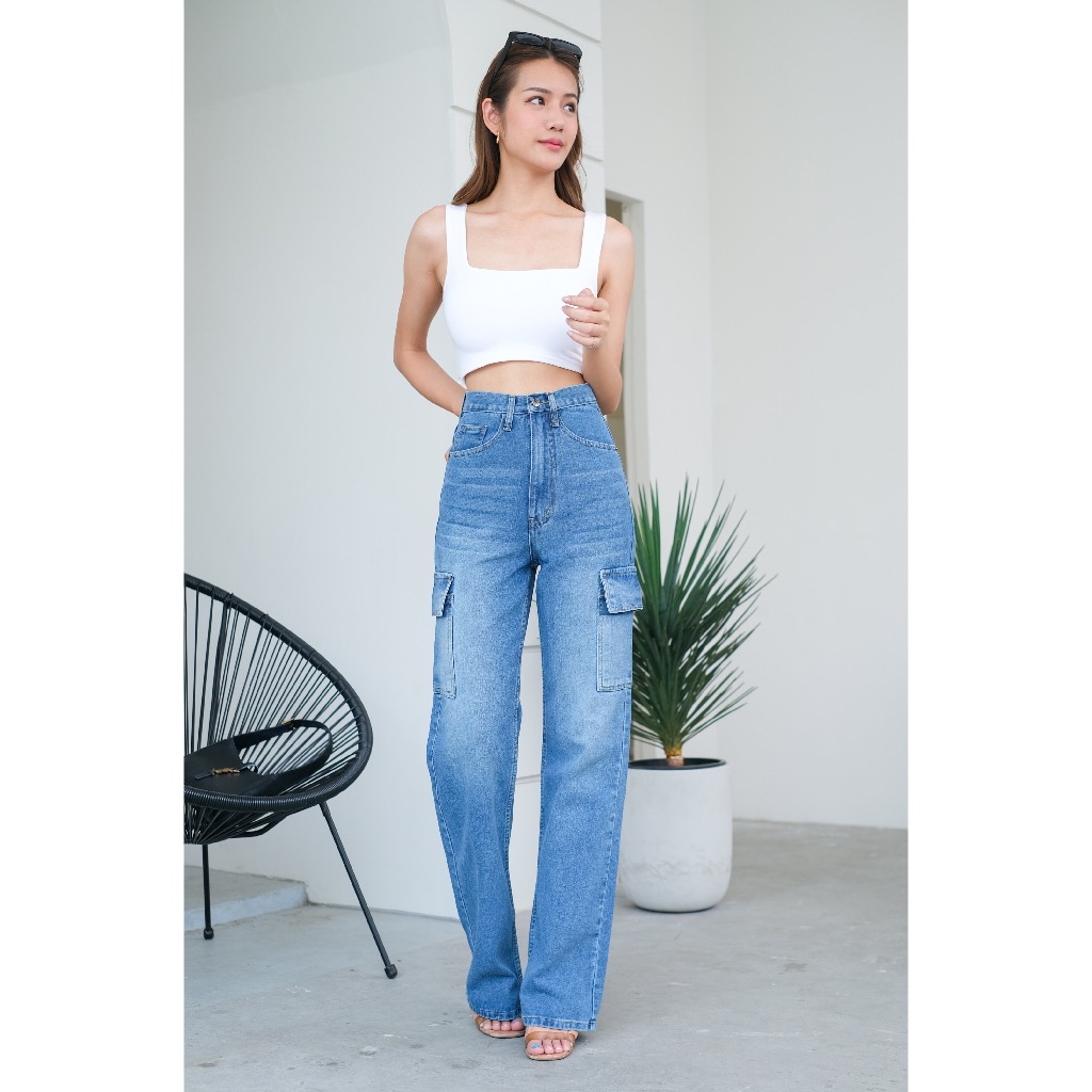 Straight Cut Cargo Jeans I กางเกงยีนส์ผู้หญิงแต่งกระเป๋าข้าง I เอวสูง I ทรงคาร์โก้ I ผ้าไม่ยืด I กระเป๋ากล่อง