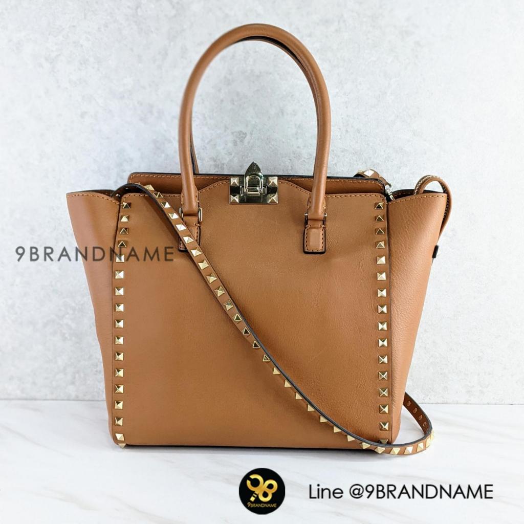 Valentino	Rockstud Mediem Square Shopper Tote Bag มือสอง ก่อนสั่งซื้อทักแชทก่อนนะคะ