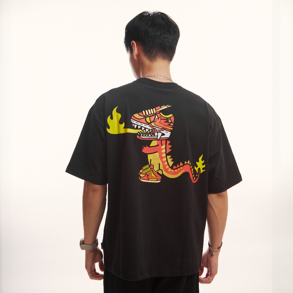 TOKIDOKI เสื้อยืดผู้ชาย FLAMING KAIJU S/S TEE