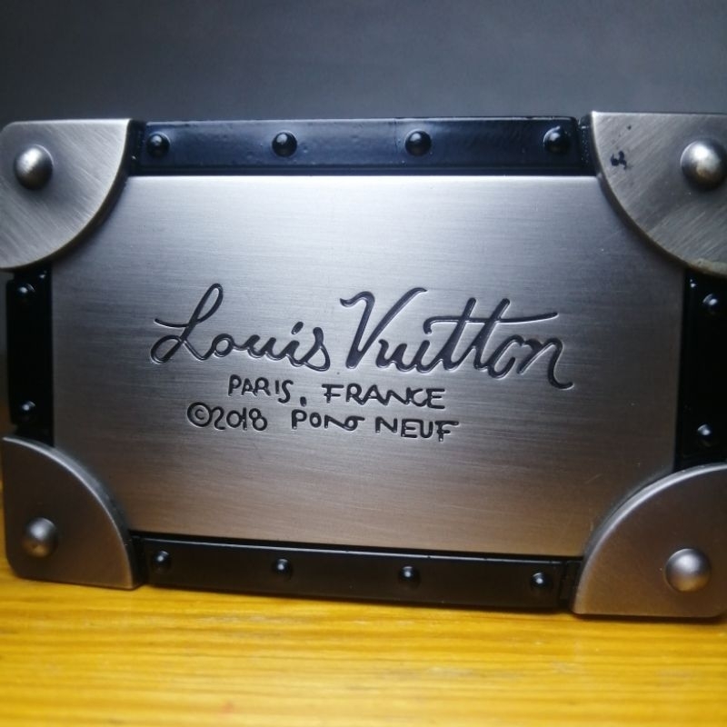 เข็มขัด​แบรนด์เนม​หลุยส์​ วิตตอง(LouisVuitton)​มือสอง​​สภาพดี​ หนังแท้สีน้ำตาล​ หัวเข็มขัดโลหะสีเงิน​ขอบสีดำ​