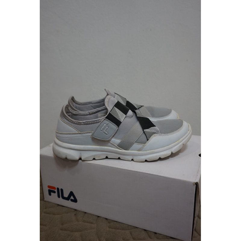 ส่งต่อ รองเท้าผ้าใบ FILA แท้ size 38 สีเทา