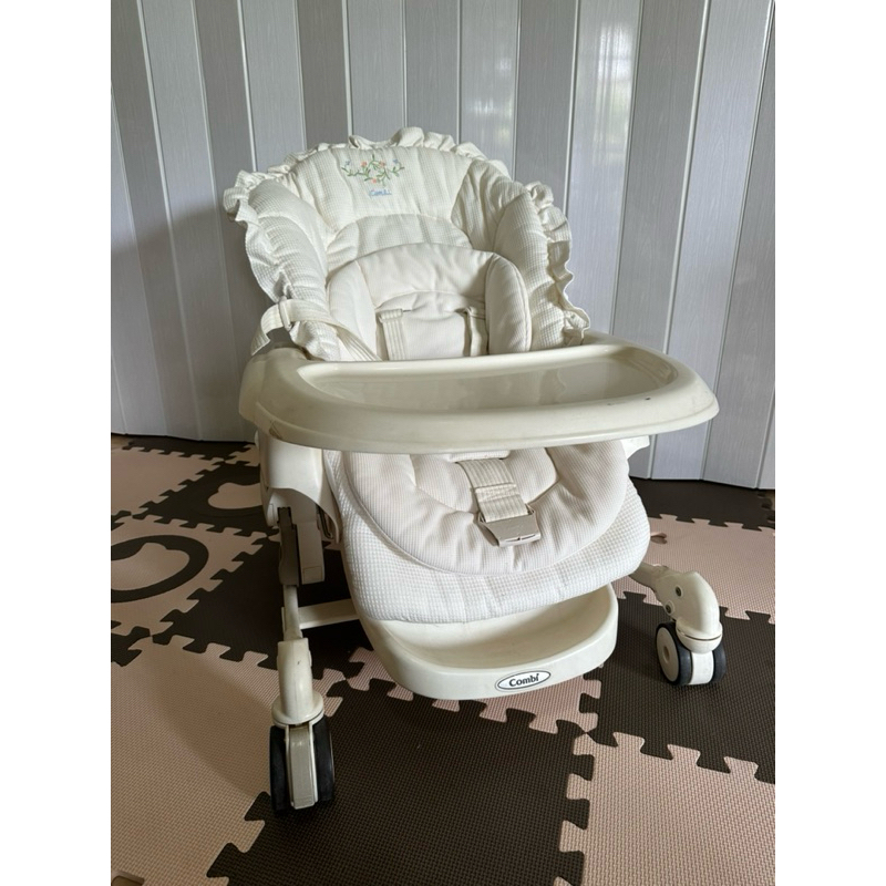 เก้าอี้ทานข้าว high chair ยี่ห้อ combi แบรนด์ญี่ปุ่น สภาพดีมาก