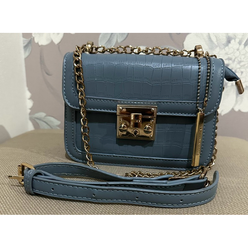 กระเป๋าสะพายสายโซ่สีฟ้า kelvin and fiona งานหนังดีมากมีช่องซิป สูง 5 ยาว 7 ฐานก้วาง 2 นิ้ว