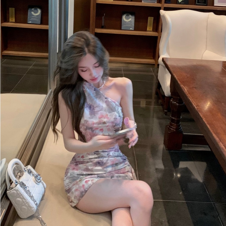 fashiongirl1688 ชุดเดรสสั้น มินิเดรส ปาดไหล่ข้างเดียว แขนกุด ลายดอกไม้ ชายกระโปรงมีลูกเล่นน่ารัก